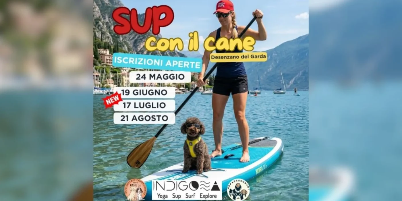 Una ragazza si trova su un SUP con un cane sulle acque del Lago di Garda. Vi sono scritte con il programma dell'evento.