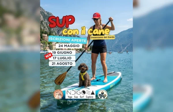 Una ragazza si trova su un SUP con un cane sulle acque del Lago di Garda. Vi sono scritte con il programma dell'evento.